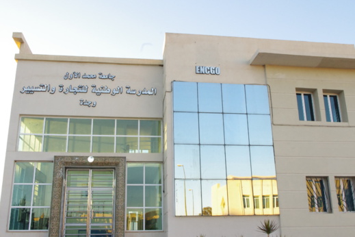 طلبة المدرسة الوطنية للتجارة بوجدة يحتجون ضد تحرش أستاذ بالطالبات طلبة المدرسة الوطنية للتجارة بوجدة يحتجون ضد تحرش أستاذ بالطالبات