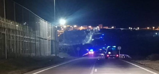 استنفار بين مليلية والناظور لمنع تدفق 500 مهاجر أفريقي اقتحموا الأسلاك الحدودية استنفار بين مليلية والناظور لمنع تدفق 500 مهاجر أفريقي اقتحموا الأسلاك الحدودية