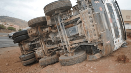 انقلاب شاحنة يكشف عن أطنان من المعسل والتبغ المهرب انقلاب شاحنة يكشف عن أطنان من المعسل والتبغ المهرب