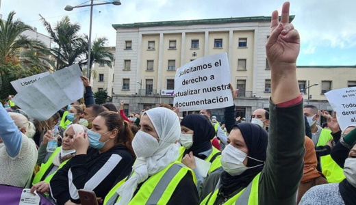 قرار تمديد إغلاق معابر مليلية وسبتة يخرج عشرات العمال للاحتجاج