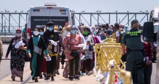 تخصيص 15 رحلة بحرية لنقل العاملات المغربيات في حقول الفراولة إلى إسبانيا