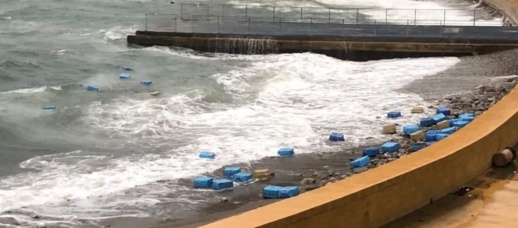 مياه البحر تلفظ عشرات الرزم من الحشيش.. وشباب يستولون على كمية هامة لبيعها من جديد مياه البحر تلفظ عشرات الرزم من الحشيش.. وشباب يستولون على كمية هامة لبيعها من جديد