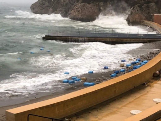 مياه البحر تلفظ عشرات الرزم من الحشيش.. وشباب يستولون على كمية هامة لبيعها من جديد مياه البحر تلفظ عشرات الرزم من الحشيش.. وشباب يستولون على كمية هامة لبيعها من جديد