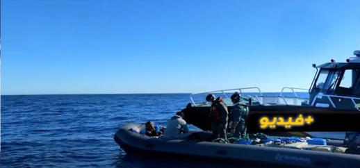 شاهد: كان معهم 46 بالة من الحشيش.. 3 مغاربة أنهكوا جيشا من القوات الاسبانية لساعات شاهد: كان معهم 46 بالة من الحشيش.. 3 مغاربة أنهكوا جيشا من القوات الاسبانية لساعات