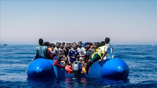 مهاجرون بعرض البحر في قارب مطاطي تنقدهم الألطاف الإلهية
