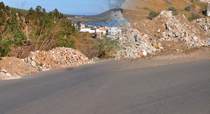 غرباء يرمون بالأزبال والنفايات بحي إكُونَافْ الشمالي بالناظور والسكان هم الضحايا غرباء يرمون بالأزبال والنفايات بحي إكُونَافْ الشمالي بالناظور والسكان هم الضحايا