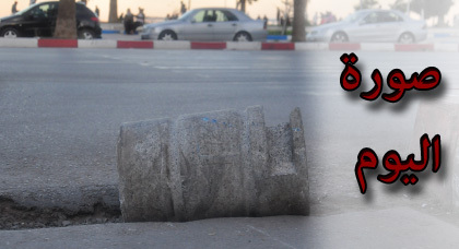 مواطن يحتج على وضعية الطرق بالناظور بوضع حجرة إسمنتية في حفرة