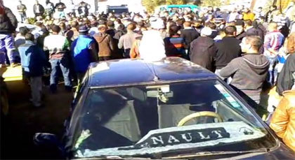 بالفيديو: مواطنون بتمسمان يحاصرون العناصر الأمنية المكلفة بالبطاقة الوطنية بعد تأخرهم بساعتين بالفيديو: مواطنون بتمسمان يحاصرون العناصر الأمنية المكلفة بالبطاقة الوطنية بعد تأخرهم بساعتين