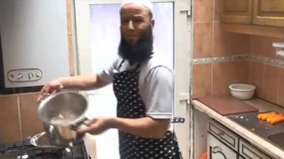 بالفيديو.. هكذا يعيش الواعظ الناظوري طارق بنعلي يطبخ “مارميطة” ويلعب مع أبنائه