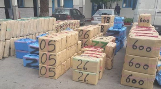 مطاردة للدرك تقود إلى ضبط سيارة على متنها كميات كبيرة من المخدرات مطاردة للدرك تقود إلى ضبط سيارة على متنها كميات كبيرة من المخدرات