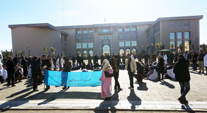 مسيرات ووقفات احتجاجيـة تجوب مختلف شوارع وساحات مدينة وجدة مسيرات ووقفات احتجاجيـة تجوب مختلف شوارع وساحات مدينة وجدة