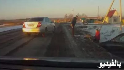 بالفيديو: ملاحقة مثيرة بين سيارتين تنتهي بشجار بالفيديو: ملاحقة مثيرة بين سيارتين تنتهي بشجار