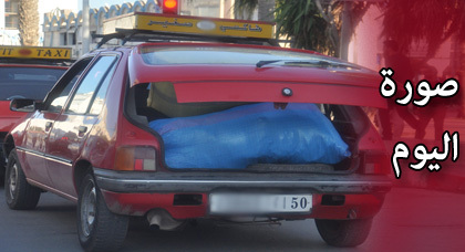 صورة اليوم : صاحب طاكسي يترك صندوق سيارته مفتوحا دون حسبان سقوط السلع التي فيها
