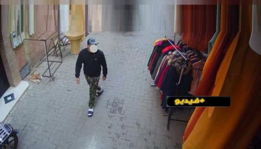 شاهدوا.. لص يسرق هاتفا من طفل صغير بمحل تجاري شاهدوا.. لص يسرق هاتفا من طفل صغير بمحل تجاري