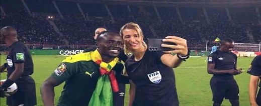 الكاف يشكر الحكمة الريفية بشرى كربوبي بعدما نجحت في إدارة المباراة النهائية لكأس إفريقيا بين مصر والسنغال 