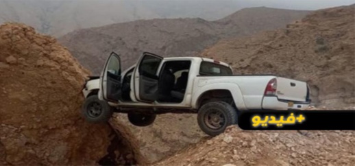 شاهدوا.. فيديو مثير لحادثة جعلت سيارة عالقة بين جبلين