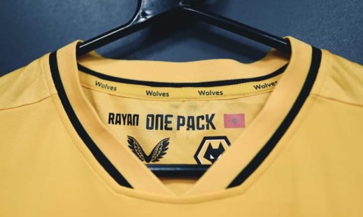 اللاعب الدولي سايس يرتدي قميص ريان في مباراته ضد أرسنال اللاعب الدولي سايس يرتدي قميص ريان في مباراته ضد أرسنال