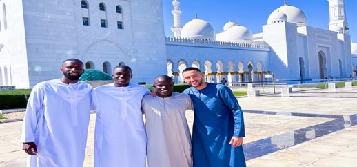 حكيم زياش ولاعبي "تشيلسي" يؤدون صلاة الجمعة بأبوظبي حكيم زياش ولاعبي "تشيلسي" يؤدون صلاة الجمعة بأبوظبي