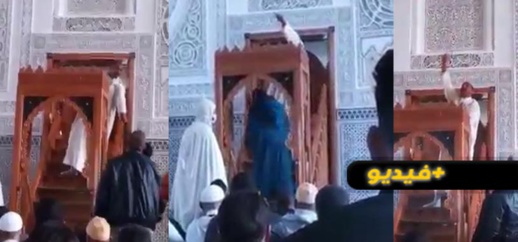 شاهدوا.. شخص يقتحم خطبة جمعة بالمغرب ويعتلي المنبر ويطرد الخطيب