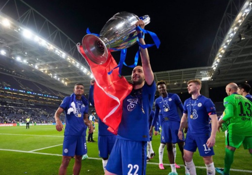 زياش يحمل كأس العالم للأندية مع تشيلسي زياش يحمل كأس العالم للأندية مع تشيلسي