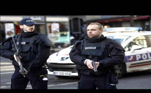 البوليس يقتل جانحا مسلحا بسكين البوليس يقتل جانحا مسلحا بسكين