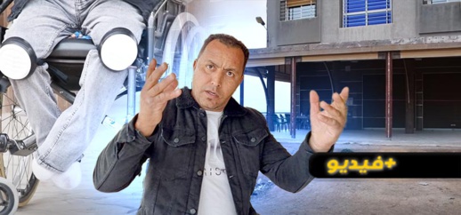 شاهدوا.. بسبب الأتربة و الغبار وانعدام الطريق رجل ذو إعاقة يغلق مقهى بأكمله.. معاناة مواطن بحاسي بركان