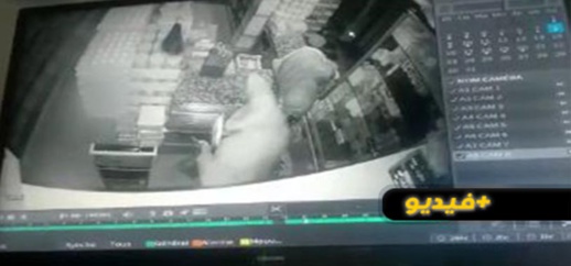شاهدوا.. كاميرا تسجل عملية سطو على محل تجاري شاهدوا.. كاميرا تسجل عملية سطو على محل تجاري