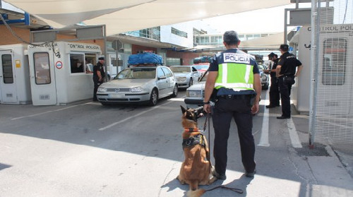 انطلق من مليلية.. ضبط مغربي ابتلع 70 رزمة حشيش لتهريبها