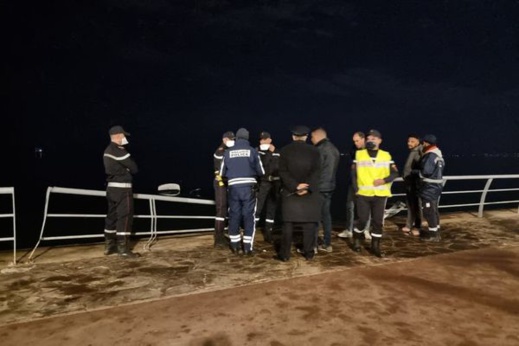 مباشر.. سائق "مجنون" يسقط بسيارته في بحيرة مارتشيكا مباشر.. سائق "مجنون" يسقط بسيارته في بحيرة مارتشيكا