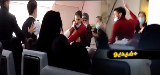 شاهدوا.. كانت قادمة إلى المغرب.. شاب يحاول فتح باب طائرة في الجو