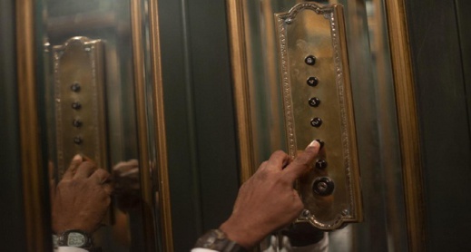 قضى حاجته في مصعد.. تغريم مهاجر مغربي بـ 3000 أورو قضى حاجته في مصعد.. تغريم مهاجر مغربي بـ 3000 أورو