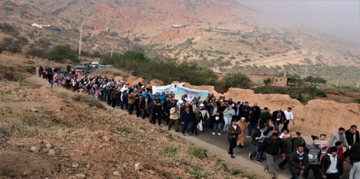 تشييع جثمان الطفلة التي قتلت في اسبانيا بعد خنقها تشييع جثمان الطفلة التي قتلت في اسبانيا بعد خنقها