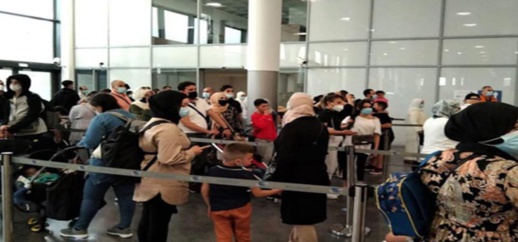 أفراد الجالية غاضبون من طريقة تدبير دخولهم عبر مطار العروي… ويتساءلون هل هكذا يتم استقبالنا أفراد الجالية غاضبون من طريقة تدبير دخولهم عبر مطار العروي… ويتساءلون هل هكذا يتم استقبالنا