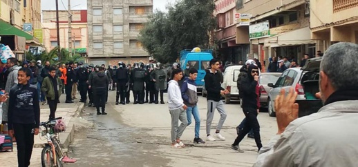  صور.. السلطات تمنع وقفة احتجاجية بزايو داعية إلى التنديد بغلاء الأسعار  