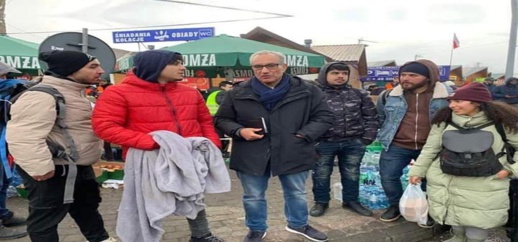 صور.. سفير المغرب ببولونيا يستقبل المغاربة الفارين من أوكرانيا