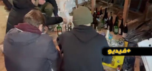 شاهدوا.. مواطنون بأوكرانيا يصنعون قنابل "المولوتوف" في الشوارع شاهدوا.. مواطنون بأوكرانيا يصنعون قنابل "المولوتوف" في الشوارع