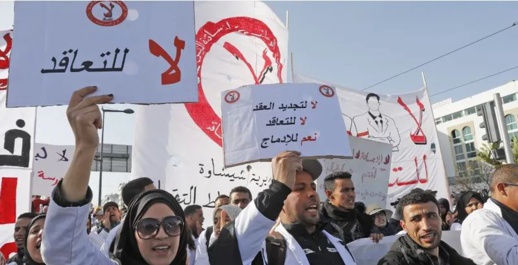 أساتذة التعاقد يتظاهرون أمام ابتدائية الرباط رفضا لمحاكمة زملائهم.. وهذا ما قررته المحكمة أساتذة التعاقد يتظاهرون أمام ابتدائية الرباط رفضا لمحاكمة زملائهم.. وهذا ما قررته المحكمة