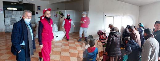 صور.. الهلال الأحمر المغربي بالناظور يوزع ألبسة على أسر معوزة بالناظور في عز الأزمة