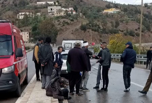 مصرع شخص وإصابة 10 آخرين بجروح.. سائق يدهس مواطنين كانوا يساعدون سيارة انقلبت في الطريق مصرع شخص وإصابة 10 آخرين بجروح.. سائق يدهس مواطنين كانوا يساعدون سيارة انقلبت في الطريق