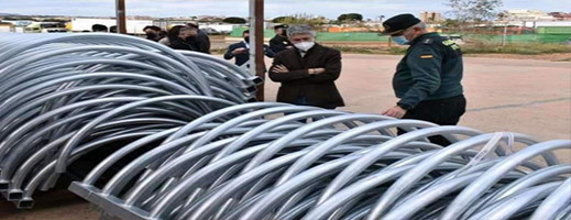 السلطات الإسبانية تضع قضبان حديدية على السياج الحدودي لمليلية للتصدي لهجمات الأفارقة السلطات الإسبانية تضع قضبان حديدية على السياج الحدودي لمليلية للتصدي لهجمات الأفارقة
