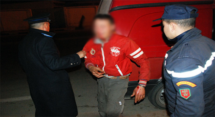 الشرطة تلقي القبض على لص إعتدى على محامي بالناظور بالسلاح الأبيض في محاولة فاشلة للسرقة الشرطة تلقي القبض على لص إعتدى على محامي بالناظور بالسلاح الأبيض في محاولة فاشلة للسرقة