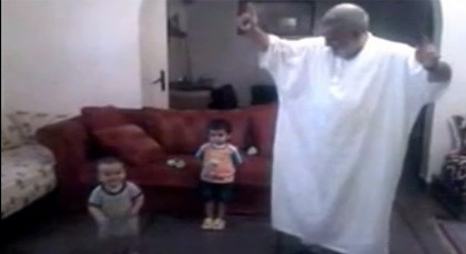 بالفيديو.. بنكيران يرقص ويصفق مع حفيده بالفيديو.. بنكيران يرقص ويصفق مع حفيده
