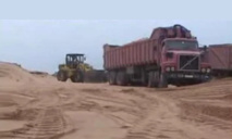 عودة ناهبي الرمال إلى راس الما.. الدرك يعتقل شخصين ويصادر جرافة وشاحنة عودة ناهبي الرمال إلى راس الما.. الدرك يعتقل شخصين ويصادر جرافة وشاحنة