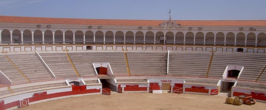 سلطات مليلية المحتلة تضع مهاجرين مغاربة في حلبة الثيران سلطات مليلية المحتلة تضع مهاجرين مغاربة في حلبة الثيران