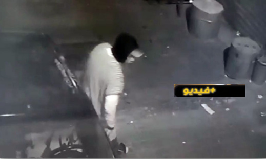 شاهدوا.. اقتحم سيارة وسرق محتوياتها
