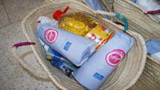 توزيع "قفف رمضان" أمام المصورين يثير انتقادات حول التشهير بالمعوزين والفقراء توزيع "قفف رمضان" أمام المصورين يثير انتقادات حول التشهير بالمعوزين والفقراء