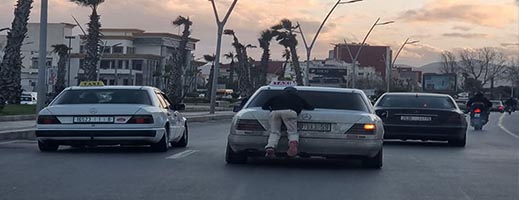 "الحراكة" يعودون من جديد إلى تسلق السيارات بالناظور