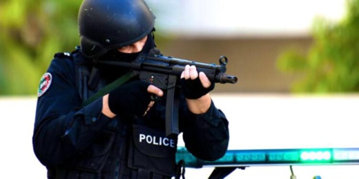 الشرطة تطلق الرصاص لإيقاف شخص هدد المواطنين بالسلاح الأبيض الشرطة تطلق الرصاص لإيقاف شخص هدد المواطنين بالسلاح الأبيض