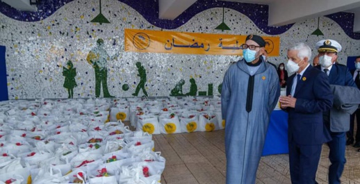 الملك محمد السادس يعطي إنطلاقة عملية توزيع المساعدات الغذائية على الفقراء والمعوزين الملك محمد السادس يعطي إنطلاقة عملية توزيع المساعدات الغذائية على الفقراء والمعوزين