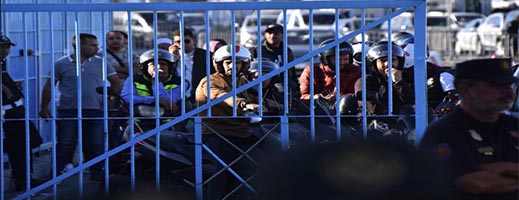 العمال يطالبون بتحديد تاريخ فتح معبر "باب مليلية" العمال يطالبون بتحديد تاريخ فتح معبر "باب مليلية"